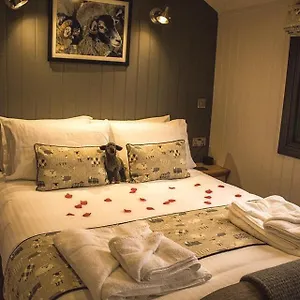 https://springwood-shepherd-huts.yorkshirehotels.net